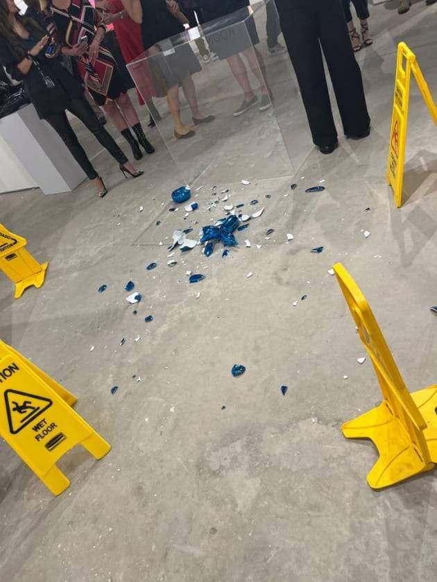 제프 쿤스의 '풍선개'가 산산조각이 났다./사진=벨에어파인아트갤러리