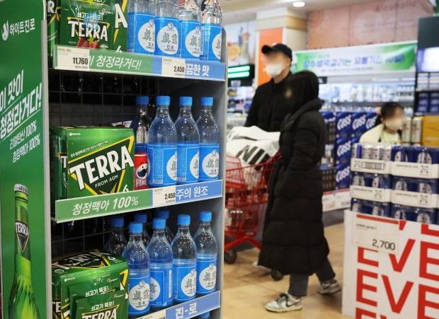 서울 한 대형마트 주류코너에서 시민들이 쇼핑하고 있다.(사진=연합뉴스)