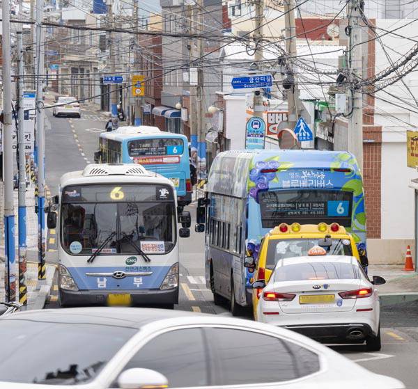 좁아 버스 교행도 힘든 길- 부산 영도구의 중추 산복도로인 하나길에서 마주오는 시내버스가 힘겹게 교행하고 있다. 이원준 기자
