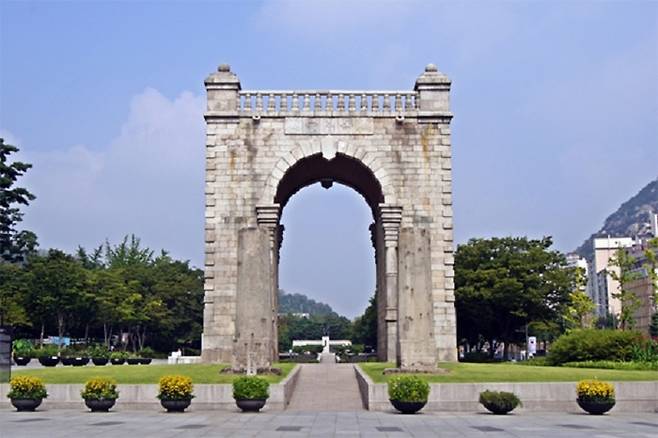 1896년 세워진 독립문.  독립문의 ‘독립’은 ‘중국 청나라로부터의 독립’을 의미했다. [매경DB]