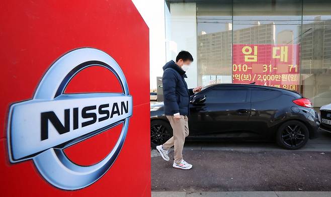 20일 경기도 고양시 일본 닛산자동차 서비스센터가 입점했던 건물 외벽에 임차인을 구하는 임대 안내 현수막이 붙어 있다. 닛산은 2020년 한국 시장에서 철수한 뒤 현재 위탁 서비스센터만 운영 중이다.  <박형기 기자>