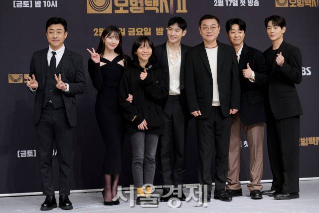 배우 장혁진, 표유람, 이제훈, 김의성, 배유람, 신재하와 이단 감독이 17일 오후 서울 양천구 SBS 사옥에서 진행된 SBS 새 금토드라마 '모범택시2'(극본 오상호/연출 이단) 제작발표회에서 포즈를 취하고 있다. / 사진=김규빈 기자