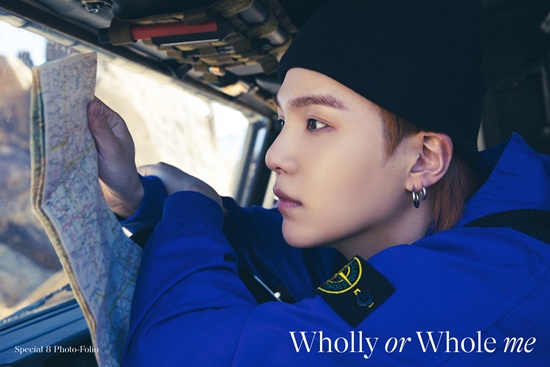 The pictorial of the group BTS Suga is revealed.Suga released the first preview image of  ⁇ Special 8 Photo - Polio  ⁇  on the official SNS of BTS on the 20th. The images and photos released on the day included Sugas freedom in nature beyond everyday life.Suga chose Camping as the best moment to return to fullness, not the spectacular stage, and made  ⁇  Wholly or Whole me  ⁇  as the theme of the picture.In this photo, set in the nature of Los Angeles, Suga painted a journey to find a complete picture of himself in the vast nature. ⁇  Wholly or Whole me ⁇  enjoyed a relaxing time in his azit filled with Sugas favorite things, and various moments taken with a film camera were drawn.The Wholly or Whole meme will be released on the 9th of next month, which is made up of all the concepts and items of the picture, each of which reflects Sugas intentions and tastes.PHOTOS: Big Hit Music
