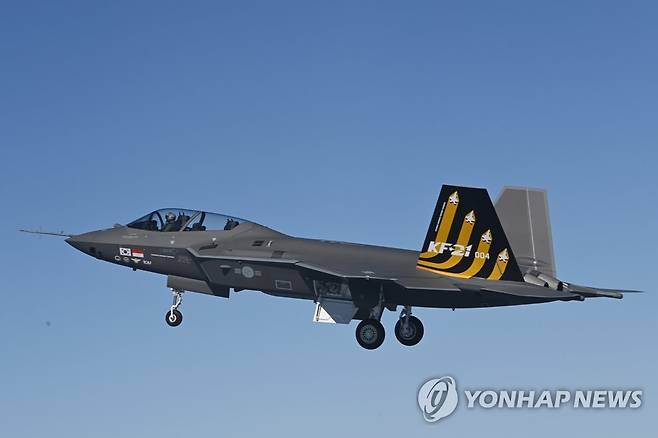 한국형전투기 KF-21 시제 4호기 최초 비행 성공 (서울=연합뉴스) 방위사업청이 20일 한국형전투기 KF-21 시제 4호기가 경남 사천에 있는 제3훈련비행단에서 이륙하여 11시 19분부터 34분 동안 최초비행에 성공했다고 밝혔다. 사진은 최초 비행에 성공한 KF-21 시제 4호기 모습. 2023.2.20 [방위사업청 제공. 재판매 및 DB 금지] photo@yna.co.kr