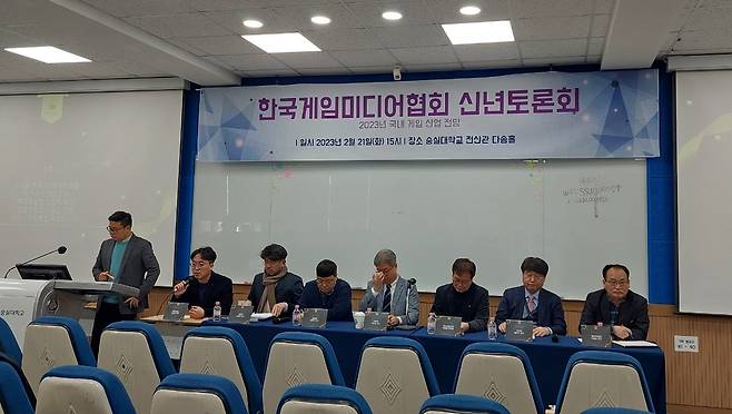 왼쪽부터 곽경배 한국게임기자클럽 간사, 경향게임스 김상현 국장, 김윤명 박사, 김태규 광운대학교 교수, 이승훈 안양대학교 교수와 이재홍 한국게임정책학회장, 한국게임정책자율기구 황성기 의장, 매경게임진 이창희 국장.