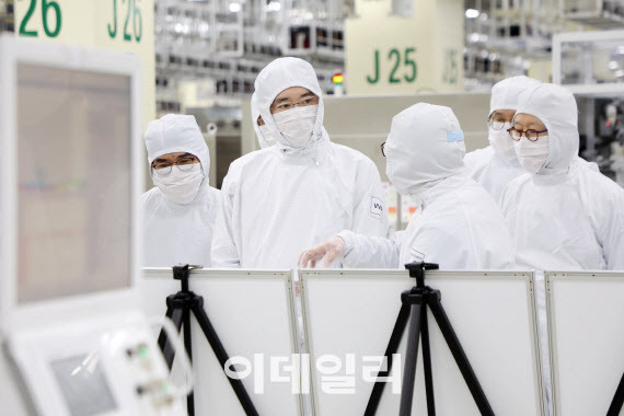 이재용 삼성전자 회장이 17일 삼성전자 천안캠퍼스를 찾아 패키지 라인을 둘러보고 사업전략을 점검했다. (사진=삼성전자)