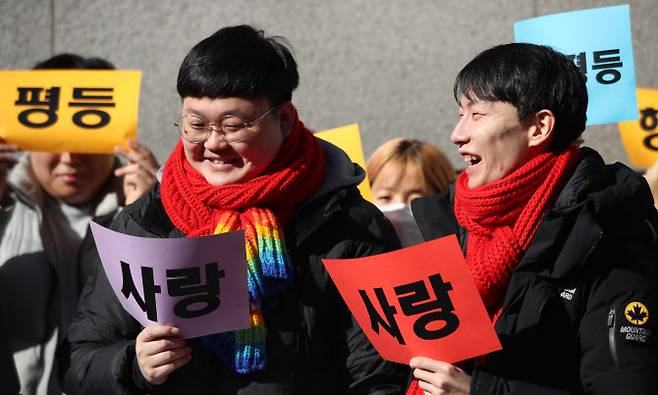 결혼 5년 차 부부 소성욱씨와 김용민씨가 21일 서울 서초구 서울고등법원에서 열린 국민건강보험공단 상대 보험료 부과 취소 처분 소송 항소심에서 원고 승소 후 입장을 말하며 기뻐하고 있다. (사진=뉴시스)