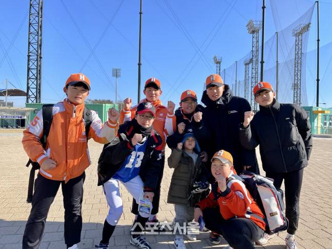 2023년도 국가대표 선발전에 참가한 외야수 손가은(가운데)과 화성시 리틀야구단 선수들. 화성 | 황혜정기자 et16@sportsseoul.com