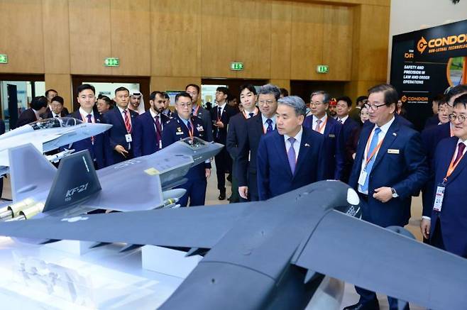 KAI는 주력 항공기인 FA-50을 비롯해 KF-21, 소형무장헬기(LAH), 상륙공격헬기(MAH), 수직이착륙무인기 등을 선보였다. 특히 UAE와 공동개발하고 있는 다목적수송기의 경우 최대 UH-60 블랙호크헬기까지 수송이 가능한 것으로 공개됐다. (사진=국방부 공동취재단)