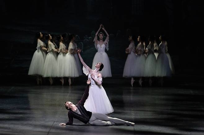 국립발레단도 오는 5월 국립극장에서 '지젤'을 공연한다. 사진은 2막에서 지젤(박슬기)과 알브레히트(허서명). 뒤에 미르타(정은영)도 보인다.  /국립발레단