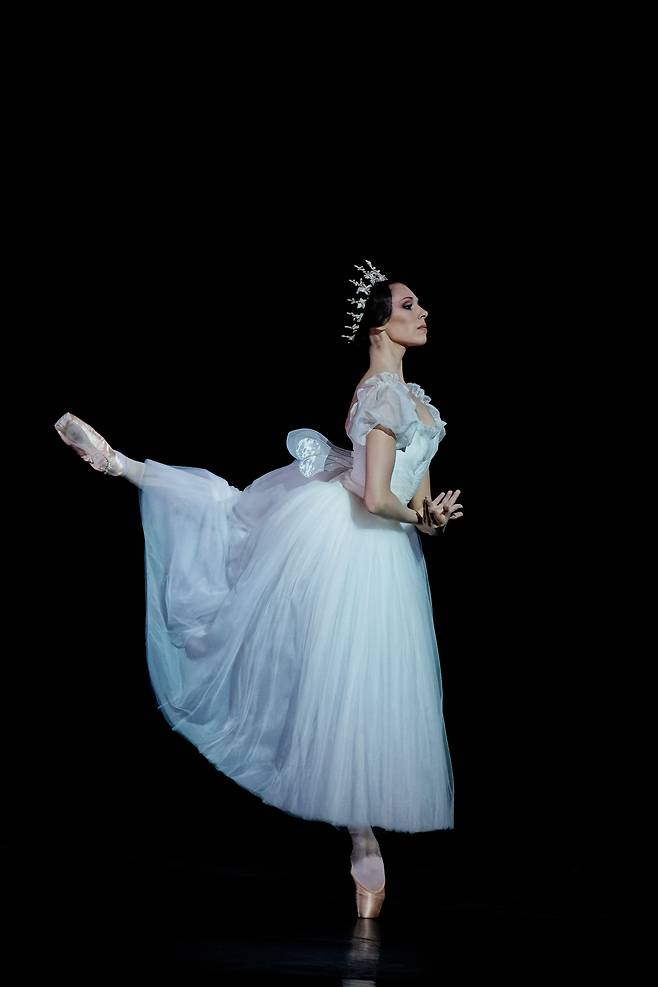 파리오페라발레단 '지젤' 내한 공연에서 미르타로 춤추는 록산느 스토야노프 /LG아트센터 서울