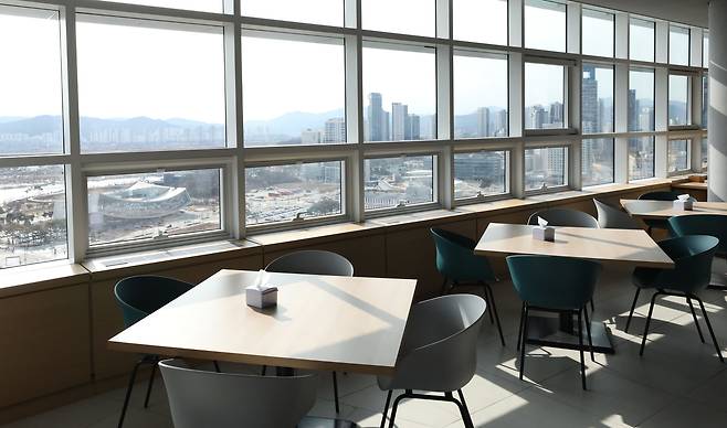 행정안전부와 기획재정부가 입주하는 세종시 정부세종청사 중앙동 15층에 위치한 700여석 규모의 구내식당이 15일 입주를 시작하며 문을 열고 있다. /뉴스1