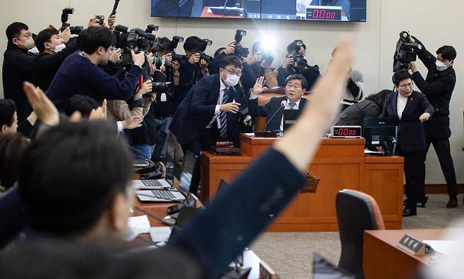 (서울=뉴스1) 유승관 기자 = 전해철 국회 환경노동위원장이 21일 서울 여의도 국회에서 열린 제403회 국회(임시회) 환경노동위원회 제3차 전체회의에서 여당 의원들의 반발 속에 거수로 노동조합 및 노동관계조정법 일부개정법률안(대안)에 대한 의결을 진행하고 있다. 2023.2.21/뉴스1 /사진=뉴스1화상