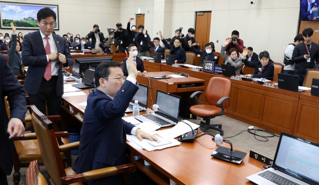 21일 오전 국회에서 열린 환경노동위원회 전체회의에서 거수로 노동조합 및 노동관계조정법 일부개정법률안(대안)에 대한의결을 진행하자 국민의힘 의원들이 자리를 뜨고 있다. 뉴시스