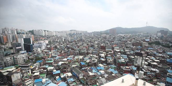 17년간 사업이 정체됐던 신당10구역이 서울시 신속통합기획으로 추진돼 총 1400가구가 조성될 계획이다. 사진은 신당10구역 전경.  【매경DB】