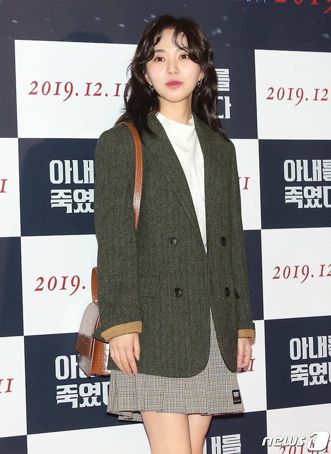 AOA 전 멤버 권민아가 2019년 12월 서울 롯데시네마 월드타워점에서 열린 영화 '아내를 죽였다' VIP시사회에 참석해 포즈를 취하고 있다.   /사진=뉴스1