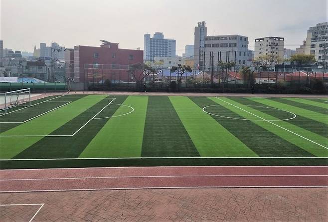 [서울=뉴시스] 코오롱글로텍 무충진 인조잔디가 시공된 제주중학교 운동장 전경. (사진=코오롱글로텍 제공) *재판매 및 DB 금지