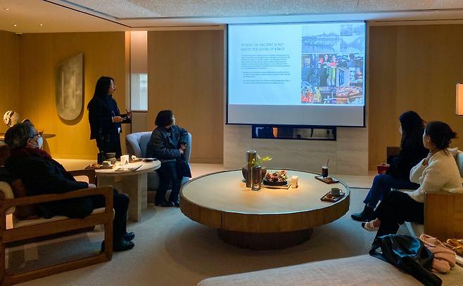 카펠라양양 오너스클럽에서 프레젠테이션 발표를 하고 있는 조세핀 핑 디렉터