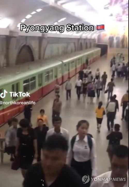 유튜브 이어 '틱톡'에도 북한 일상 공유 계정 등장  (서울=연합뉴스) 짧은 영상을 싣는 모바일 비디오 플랫폼 틱톡에도 북한 당국이 운영하는 것으로 추정되는 계정이 신설됐다.
    16일 자유아시아방송(RFA)에 따르면 지난 10일 틱톡에는 '북한에서의 삶(northkoreanlife)'이라는 이름의 계정이 신설됐다. 사진은 첫 번째 게시물로 올라온 평양역 모습 캡처. 2023.2.16 [틱톡 캡처, 재판매 및 DB 금지]