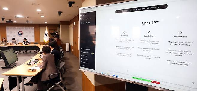 지난 13일 세종시 정부세종청사에서 열린 디지털 게릴라 공개토론회(포럼)에서 교육북 직원들이 미국 오픈AI(OpenAI)사의 프로토타입 대화형 인공지능 챗봇 챗GPT를 체험해보고 있다. /뉴스1