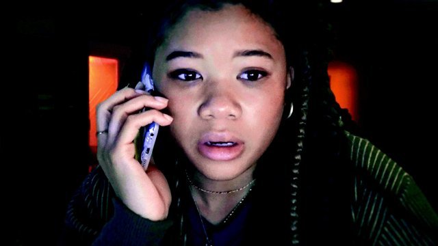 영화 ‘서치2’에서 딸 준(스톰 리드)이 실종된 엄마를 찾기 위해 주변 인물과 관계기관에 전화하고 있다.  소니픽쳐스 코리아 제공