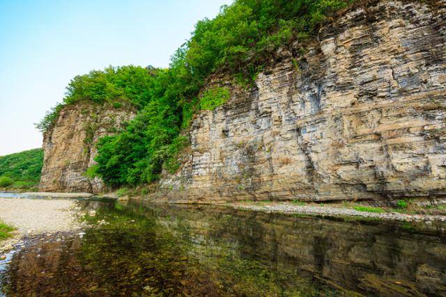 경북 의성군을 비롯 지자체들이 국가지질공원 인증 신청에 나선 가운데 생태를 보존하면서 지속 가능한 범위에서 관광·교육 등에 활용하는 지오투어리즘이 새로운 여행·관광 패러다임으로 떠오르고 있다. 사진은 경북 의성지질공원의 명소인 점곡리 퇴적층. (사진 제공=의성군)