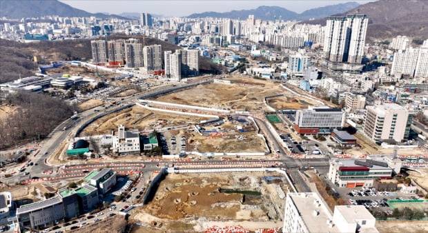 부동산 시장 침체가 깊어지면서 LH가 분양한 수도권 공공택지 연체금이 2008년 이후 최대 규모에 달한 것으로 나타났다. 2020년 271 대 1의 경쟁률을 뚫고 분양받은 택지 잔금을 내지 못해 연체 이자를 물고 있는 경기 의왕고천 공동주택용지.       임대철 기자