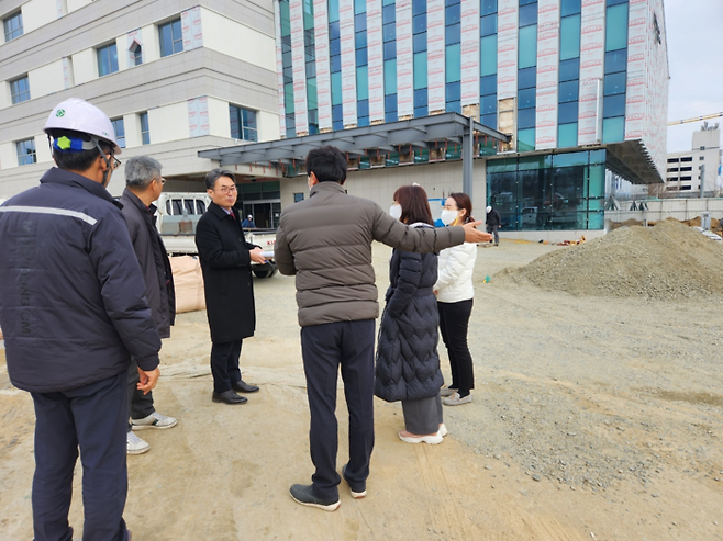 대전시와 공공어린이재활병원 건립추진단장 등이 지난 16일 공공어린이재활병원 공사 현장을 찾아 공사 현황 등을 점검하고 있다. 대전시 제공