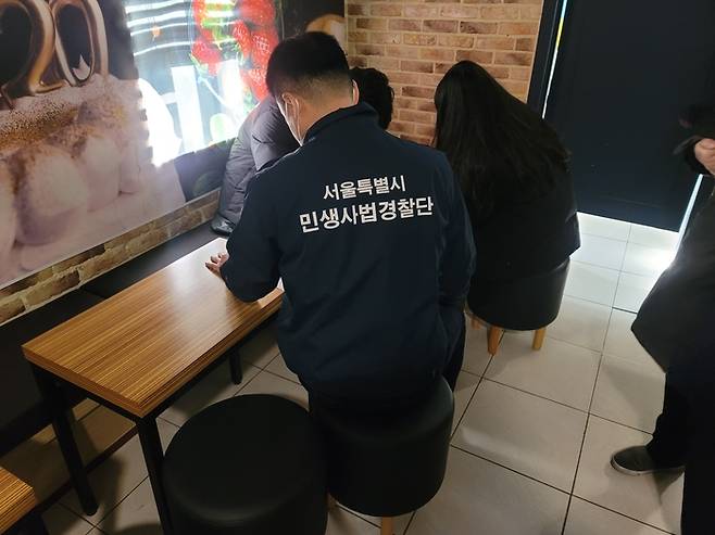 지난 21일 룸카페 단속 중 적발된 미성년자 손님들이 진술서를 쓰고 있다 <이지안 기자>