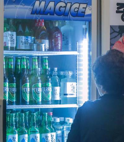 지난 20일 서울의 한 식당 주류 냉장고에 소주와 맥주 등이 채워져 있다. 주세가 큰 폭으로 오르는 데다 원·부자재 가격 및 물류비가 상승하면서 소주와 맥주 가격이 올해 또 오를 것으로 보인다. /사진=뉴스1