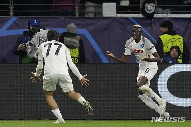 [프랑크푸르트=AP/뉴시스] 나폴리의 빅터 오시멘(오른쪽)이 22일(한국시간) 독일 프랑크푸르트 발트 슈타디온에서 열린 아인트라흐트 프랑크푸르트와 2022~23 UEFA 챔피언스리그 16강 1차전에서 전반 40분 선제골을 넣은 뒤 동료 흐비차 크바라츠헬리아와 기쁨을 나누고 있다. 2023.02.22.