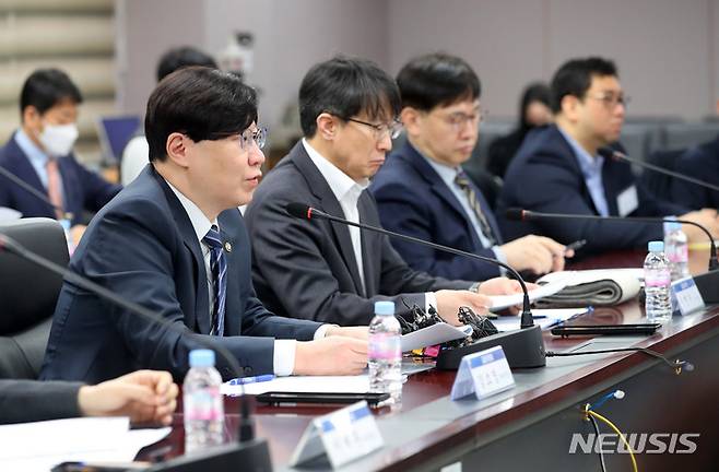 [서울=뉴시스] 배훈식 기자 = 김소영 금융위원회 부위원장이 22일 오전 서울 종로구 정부서울청사에서 열린 제1차 은행권 경영·영업 관행·제도 개선 태스크포스 회의에 참석해 발언하고 있다. 2023.02.22. dahora83@newsis.com