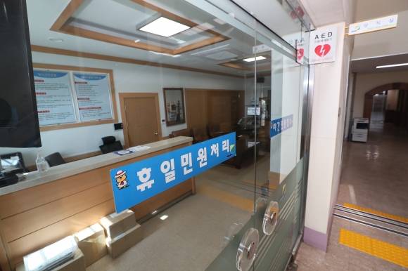 강원도는 이달 초 당직제 폐지에 따라 비게 된 당직실을 민원 응접실로 리모델링할 계획이다. 사진은 도청 1층에 위치한 당직실. 강원도청 제공