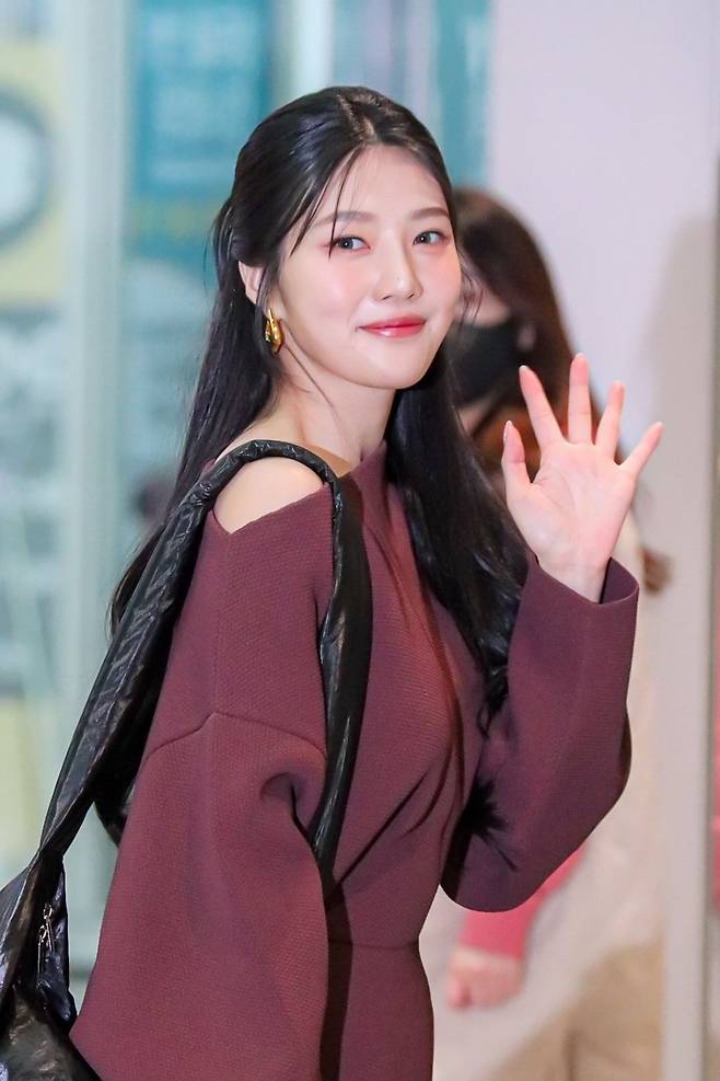 분위기가 성숙해진듯한 오늘자 밀라노 출국 레드벨벳 조이.Jpg | 커뮤니티