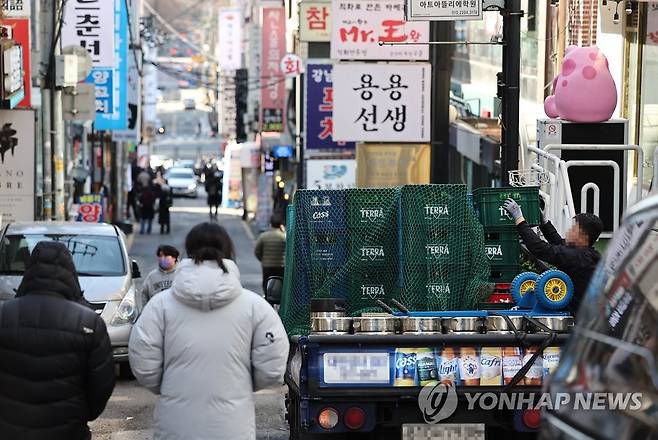 ‘올해 소주·맥주 가격 또 오른다’ (서울=연합뉴스) 윤동진 기자 = 원부자재 가격 상승으로 지난해 일제히 올랐던 '국민 술' 소주와 맥주 가격이 올해 또 인상될 것으로 보인다. 주류회사들이 2년 연속 출고가 인상을 결정할 경우 마트나 식당에서 파는 소주 가격은 더 큰 폭으로 오르기에 조만간 '소주 1병 6천원' 시대가 열릴 것이라는 전망도 나온다.
    사진은 20일 서울 강남역 인근에서 주류 배송 중인 관계자의 모습. 2023.2.20 mon@yna.co.kr