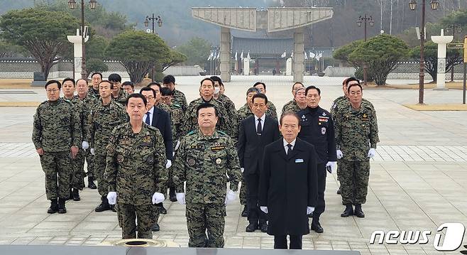 공법단체 5·18민주화운동부상자회와 공로자회가 19일 오전 대한민국 특전사 동지회와 함께 광주 북구 운정동 국립 5·18민주묘지에 참배하고 있다. 앞서 단체는 이날 오후 참배를 예고했으나 시민사회단체의 반발에 부딪혀 기습으로 참배했다. (5·18부상자회 제공) 2023.2.19/뉴스1