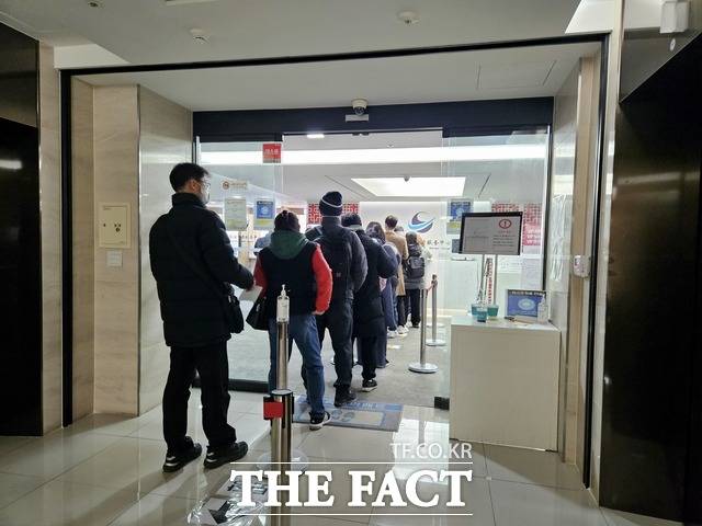 지난 21일 오전 서울 중구에 위치한 중국 비자신청서비스센터에 비자 발급을 대행하러 온 여행사 직원들이 줄지어 안내를 기다리고 있다. / 조채원 기자