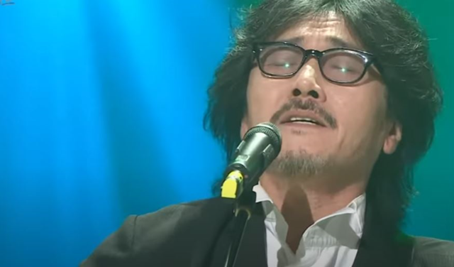 '어느 60대 노부부의 이야기'는 영국 유학시절 자신이 거주하던 2층 집 창문을 통해 내려다보이는 맞은 편 집 앞 노부부의 일상을 보고 만든 후 자신의 앨범에 수록했던 곡이다. /KBS '가요무대'