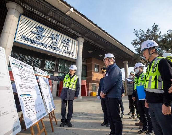 서해선 공사현장을 찾은 어명소 국토2차관 [사진제공=국토교통부]