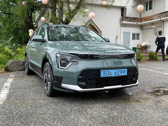 기아의 인기 전기 SUV '디 올 뉴 니로EV'가 늘어난 주행거리와 활용성 등 한층 업그레이드 돼 돌아왔다.