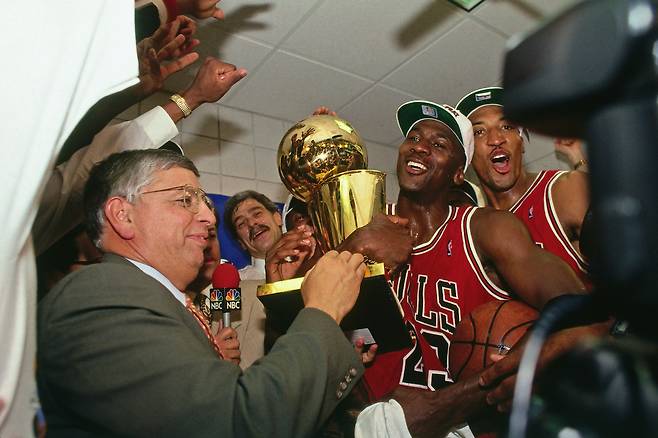 1993년 우승을 차지한 뒤 데이비드 스턴 NBA 커미셔너에게 우승 트로피를 건네받는 조던. / 넷플릭스