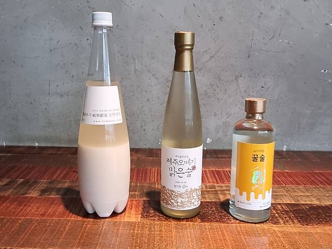 작년 한해동안 백곰막걸리 주종별 판매 1위 술들. 왼쪽부터 복순도가 손막걸리(막걸리), 명인 오메기맑은술(약주), 곰이 사랑한 꿀술(증류주). /박순욱 기자
