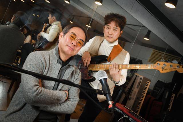 28일 단독 콘서트를 앞둔 밴드 빛과 소금의 박성식(왼쪽부터), 장기호가 21일 서울 강남구 백암아트홀 연습실에서 공연 연습 중 잠시 짬을 내 포즈를 취하고 있다. 김영원 인턴기자