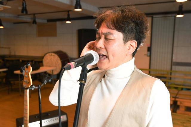21일 서울 강남구 백암아트홀 연습실에서 빛과 소금의 장기호가 28일 열리는 단독 콘서트에서 선보일 곡을 부르고 있다. 김영원 인턴기자