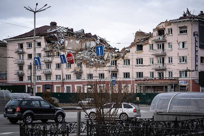 우크라이나 체르니히우의 호텔이 지난해 3월 무렵 러시아군의 미사일로 가운데가 무너져 내리면서 U자 모양이 된 채 방치돼 있다.  체르니히우 |  KISH KIM·다큐앤드뉴스코리아