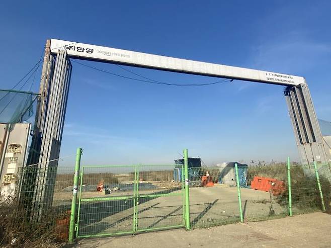 인천로봇랜드 공사장 입구. 펜스가 휘고 낡았다. 새가 입구 기둥에 둥지를 틀었다.&nbsp; &nbsp;사진=송금종 기자&nbsp;