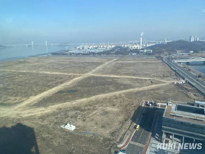 로봇타워 22층에서 내려다본 인천로봇랜드 사업부지. 하단 오른쪽 건물이 로봇 R&D 센터다. 송금종 기자