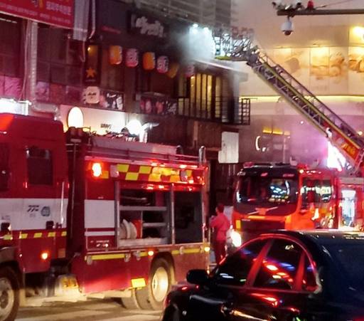 23일 오후 용인특례시 처인구 역북동의 한 상가에서 화재가 발생한 가운데 소방대원들이 진화작업을 하고 있다. 용인소방서 제공