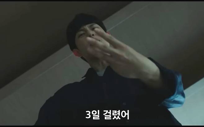 넷플릭스의 오리지널 콘텐츠 ‘스마트폰을 떨어뜨렸을 뿐인데’에서 해커는 여성의 일상을 무너뜨리는데 단 3일 걸렸다고 말한다. [유튜브 ‘넷플릭스코리아’ 캡처]