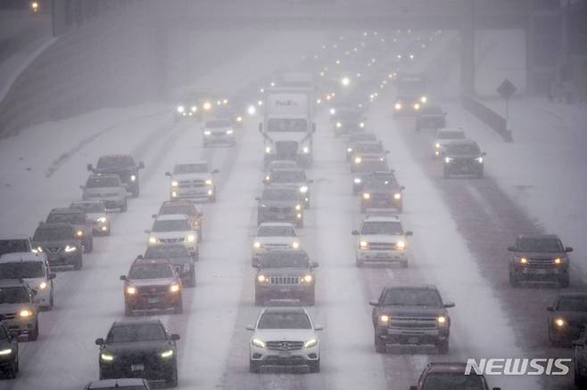 [트윈시티=AP/뉴시스] 21일(현지시간) 미니애폴리스 트윈시티를 강타한 눈 폭풍에 35W 고속도로에서 교통체증이 이어지고 있다. 괴물같은 겨울폭풍이 21일(현지시간) 미국 중서부 북부를 지나면서 2일 간 40 피트(1,219cm)가 넘는 눈이 내렸다. 2023.02.22.